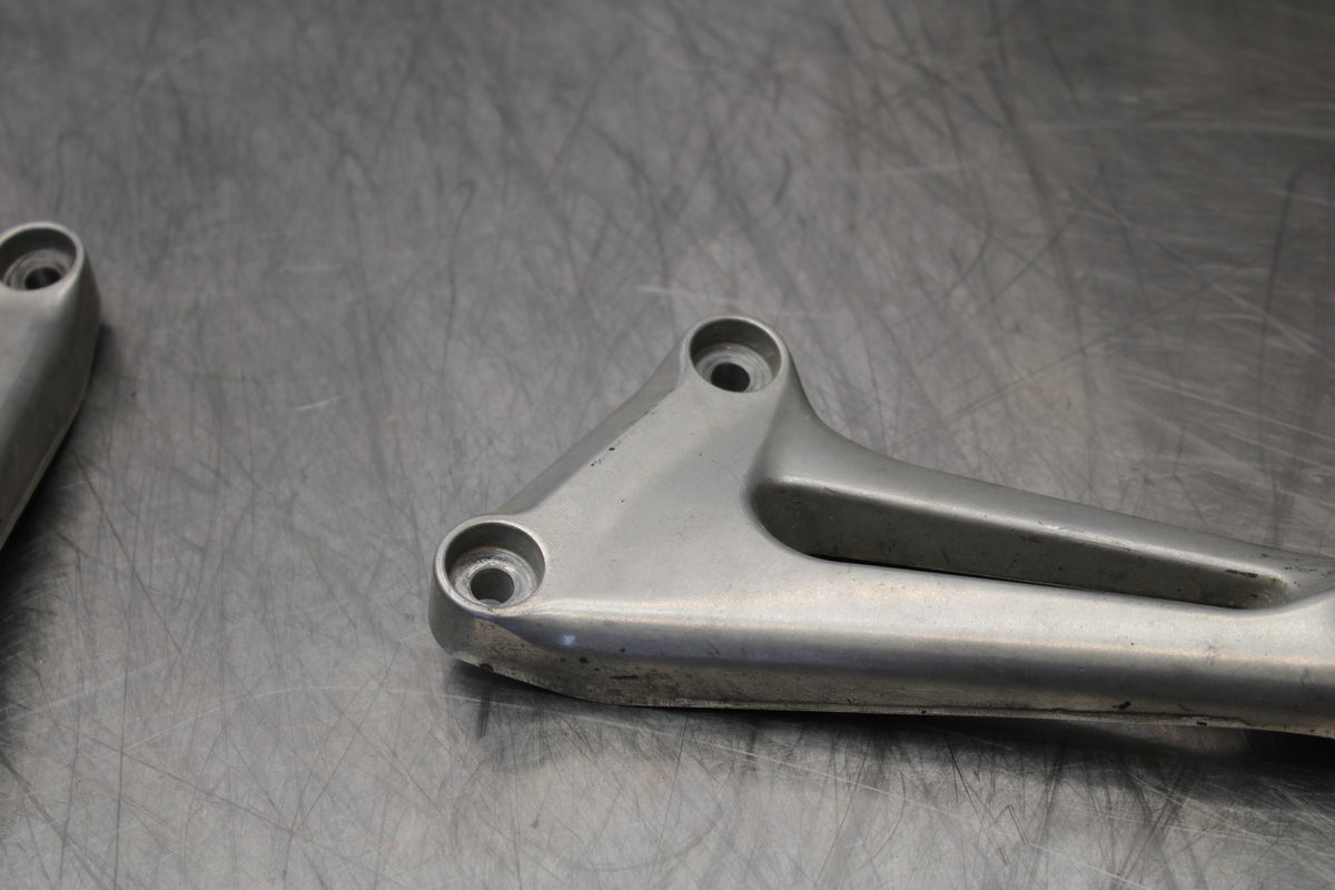 98-05 HONDA SUPER HAWK 1000 VTR1000F REAR BACK PASSENGER PEG SET PAIR BB152
