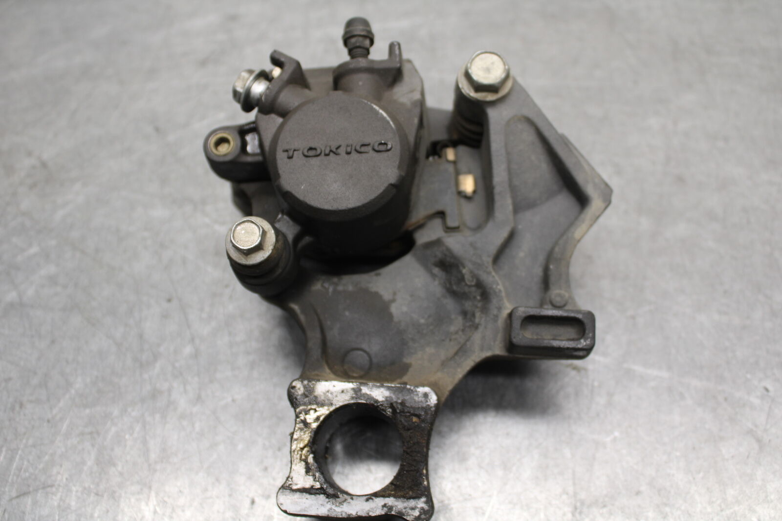06-07 SUZUKI GSXR750 REAR BRAKE CALIPER W MOUNT BRACKET 69100-01H00-999  BB670