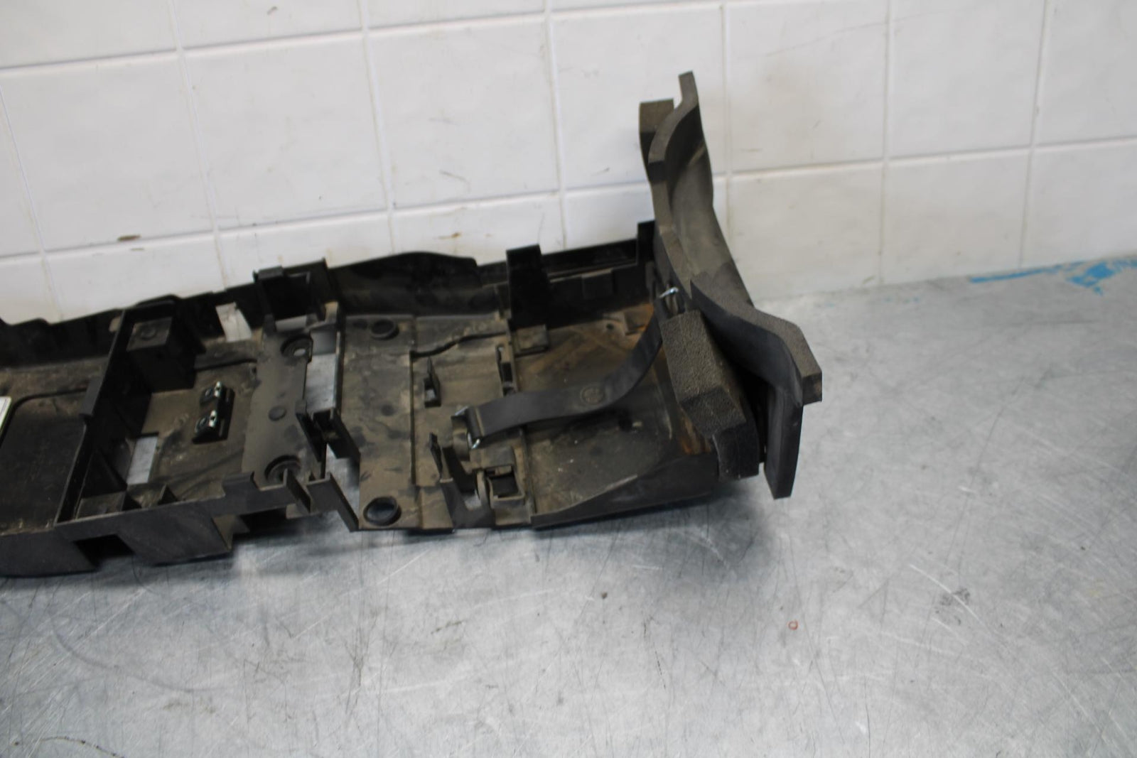 08-16 YAMAHA YZF R6 REAR BACK TAIL UNDERTAIL BATTERY TRAY PLASTIC BB436