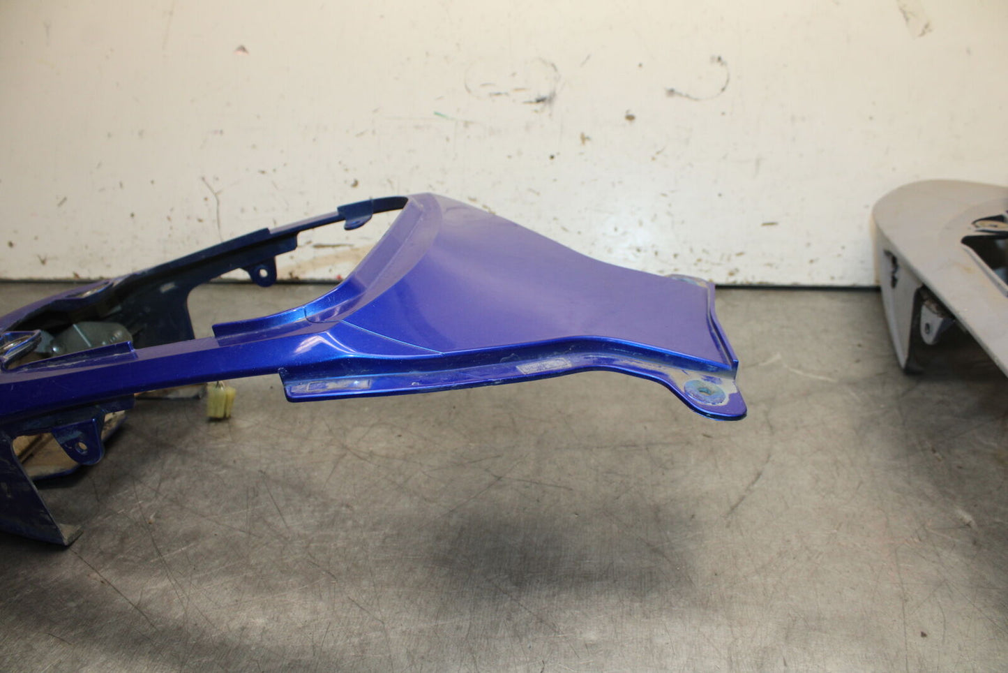 08-10 SUZUKI GSXR 600  CENTER REAR BACK TAIL FAIRING COWL BB101