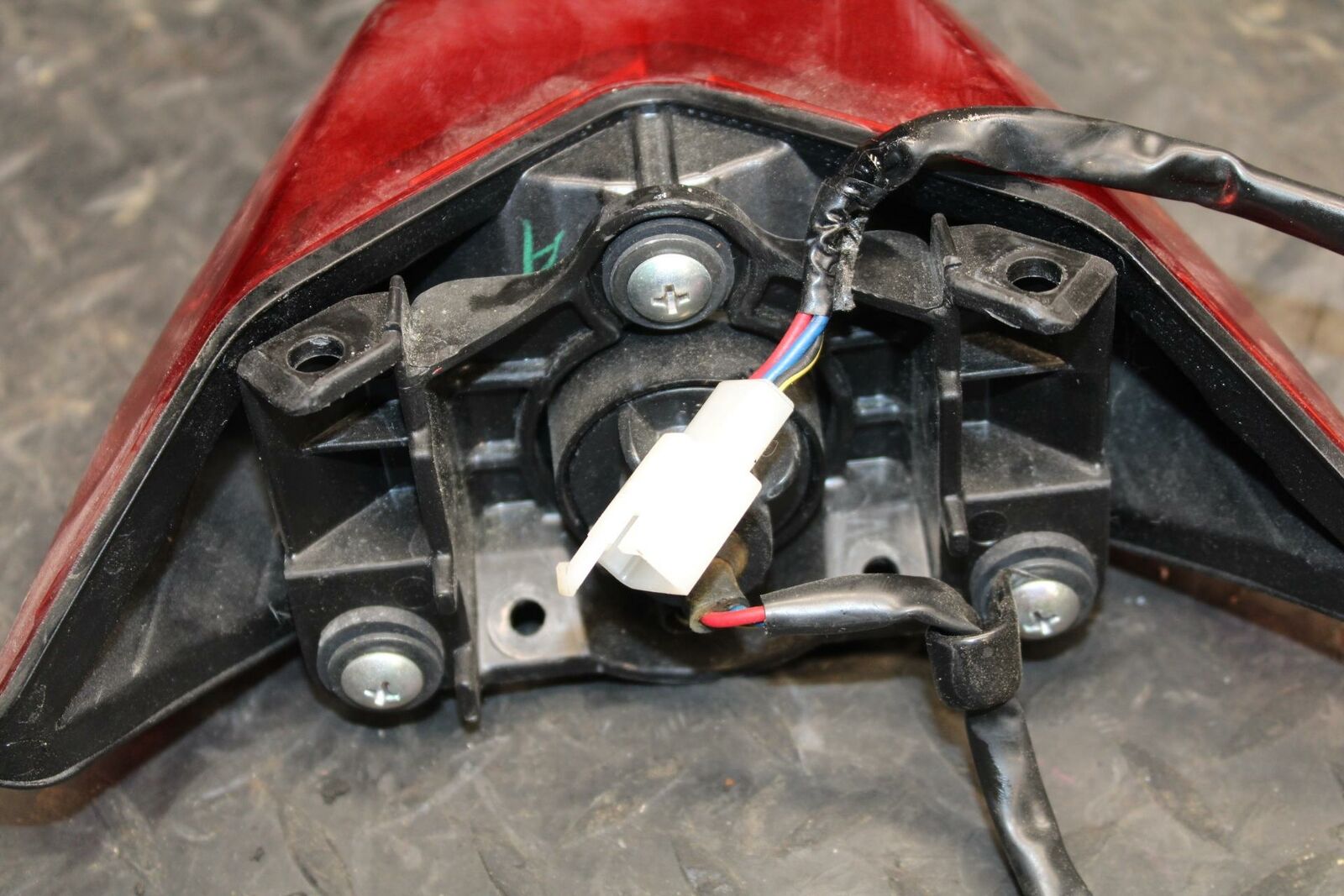 17 KAWASAKI NINJA 300 REAR TAIL TAILLIGHT BACK BRAKE LIGHT 23025-0350 BB215