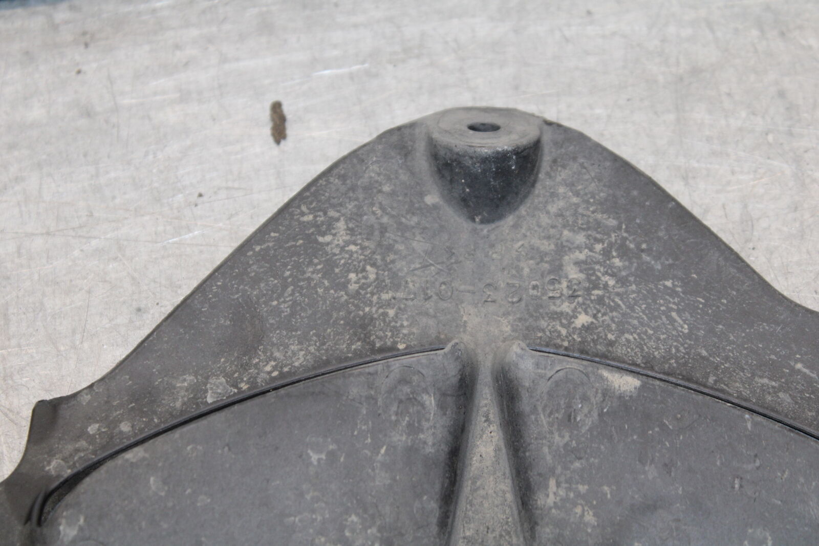 09-12 KAWASAKI NINJA ZX6R ZX600R REAR BACK WHEEL TIRE HUGGER 35023-0171 BB656