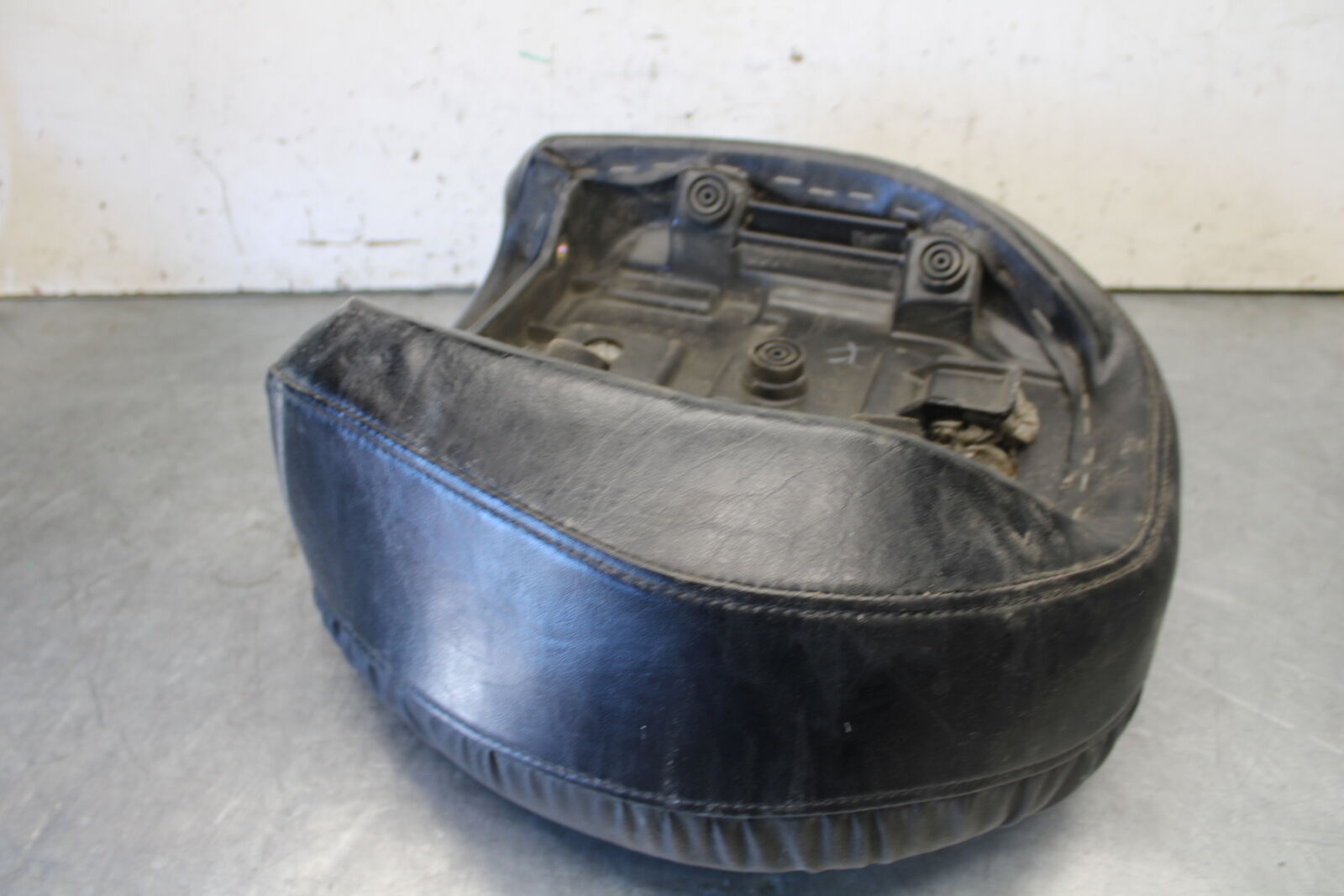 05-06 YAMAHA ROYAL STAR REAR BACK PASSENGER SEAT BB697