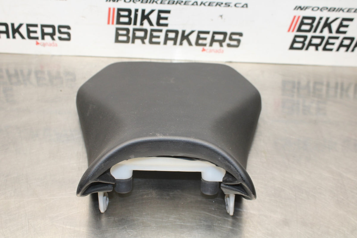 11-25 SUZUKI GSXR 600  FRONT DRIVERS SEAT PAD SADDLE PILLION BB830