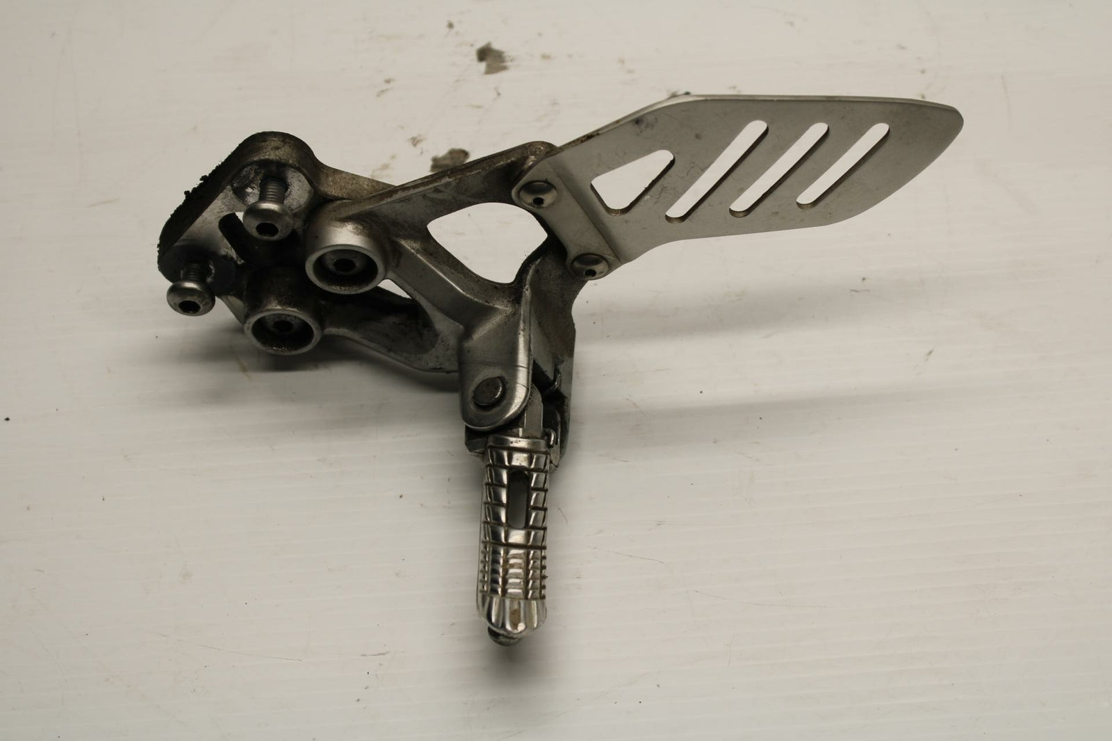 06-07 SUZUKI GSXR600 LEFT REARSET REAR SET DRIVER FOOT PEG REST STOP BB243