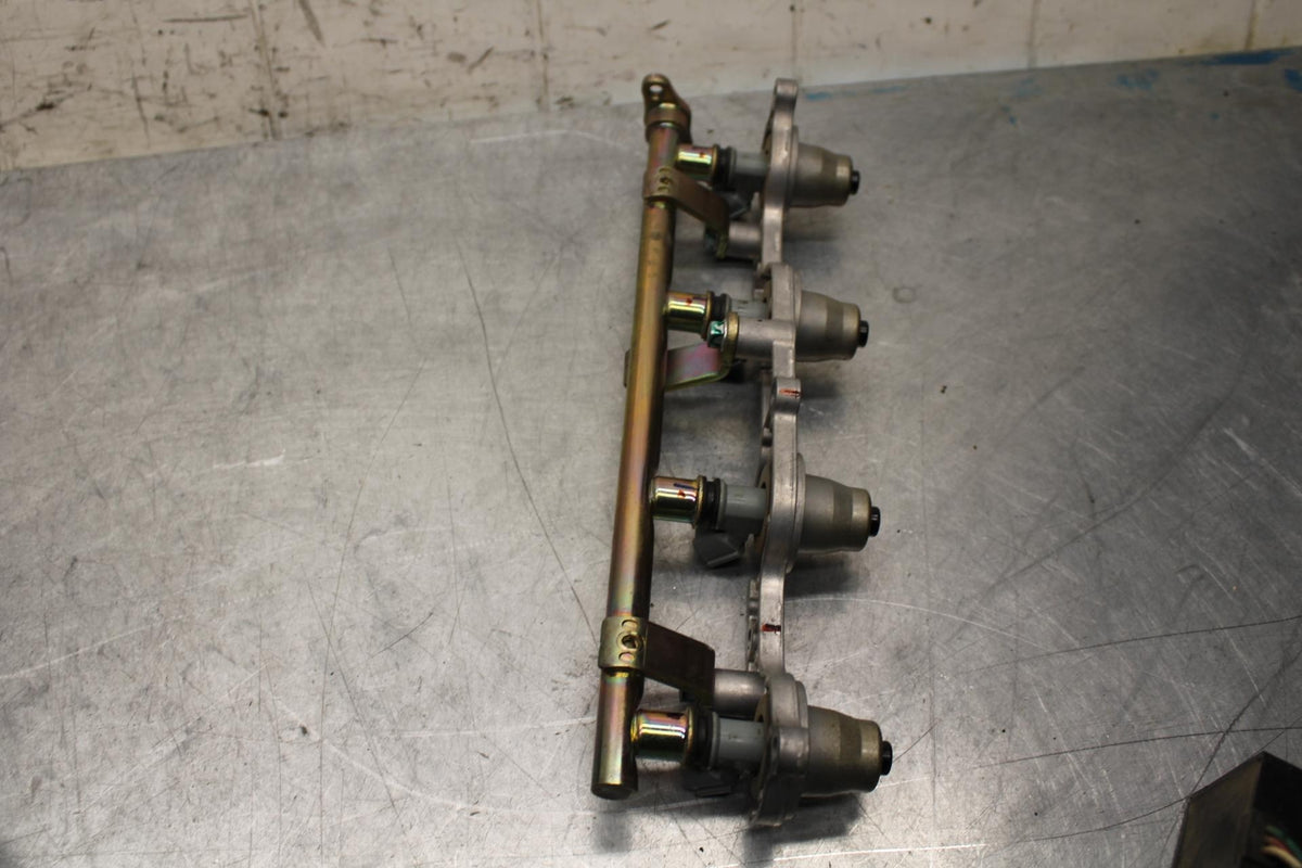 2006 Honda CBR600RR SECONDARY FUEL INJECTORS TOP AIRBOX GAS RAIL BB63