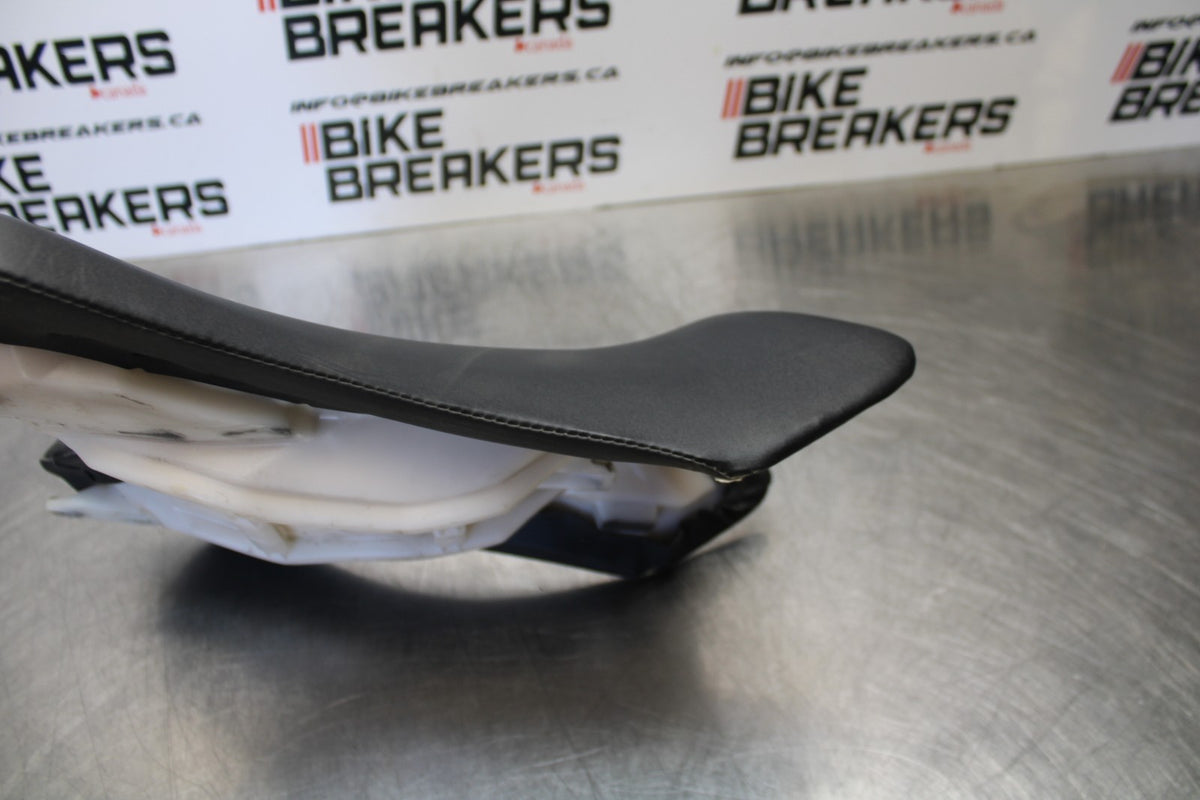 04-05 YAMAHA YZF R1 FRONT DRIVERS SEAT PAD SADDLE PILLION BB173