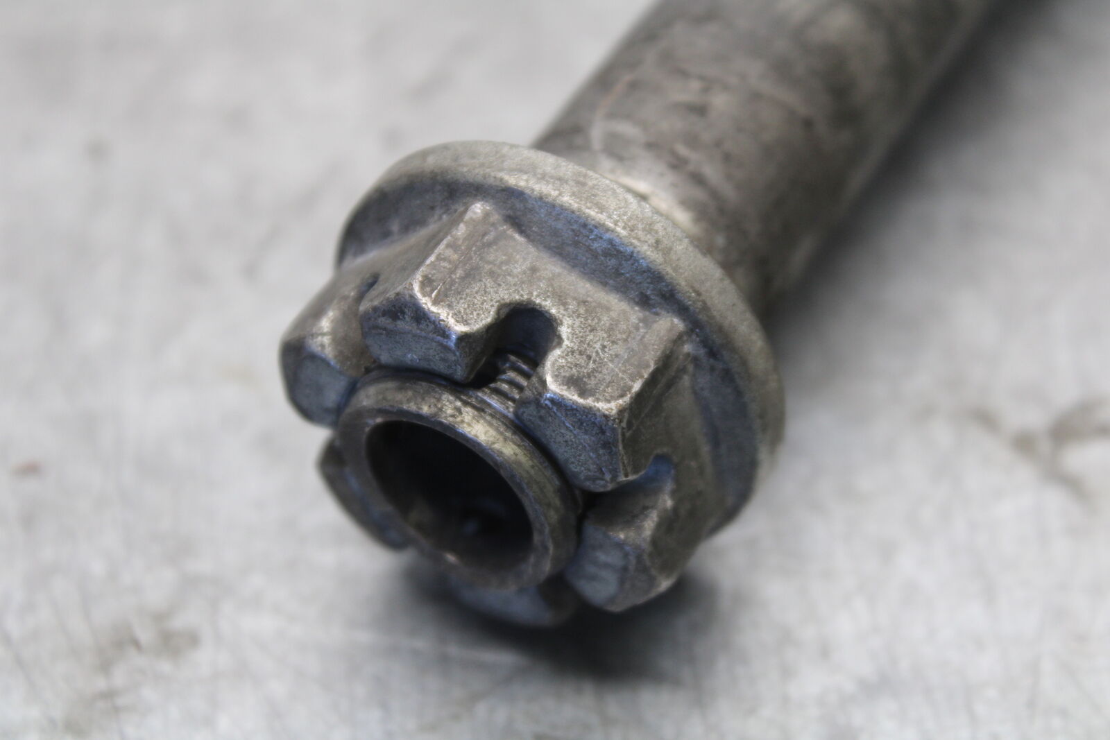 05-06 SUZUKI GSXR1000 REAR AXLE BACK WHEEL RIM PIVOT BOLT AXEL 64711-33E30 BB677