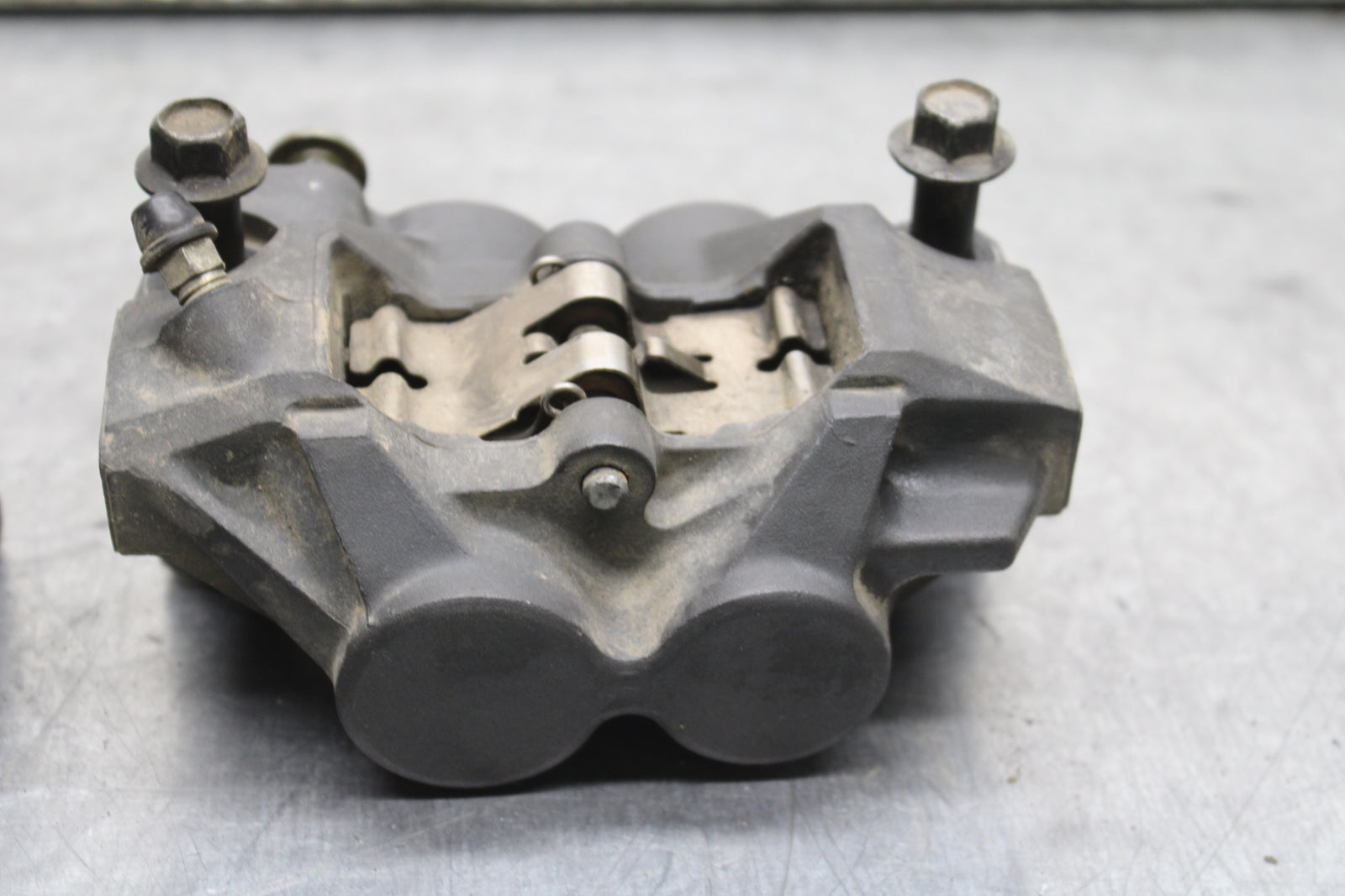 06-07 YAMAHA YZF R6 RIGHT LEFT FRONT BRAKE CALIPER SET PAIR CALIPERS BB742