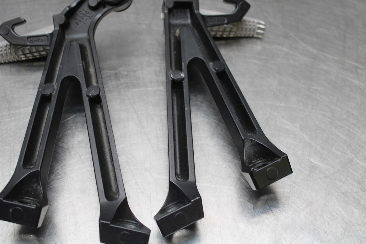 11-24 SUZUKI GSXR750 REAR BACK PASSENGER PEG SET PAIR BB630