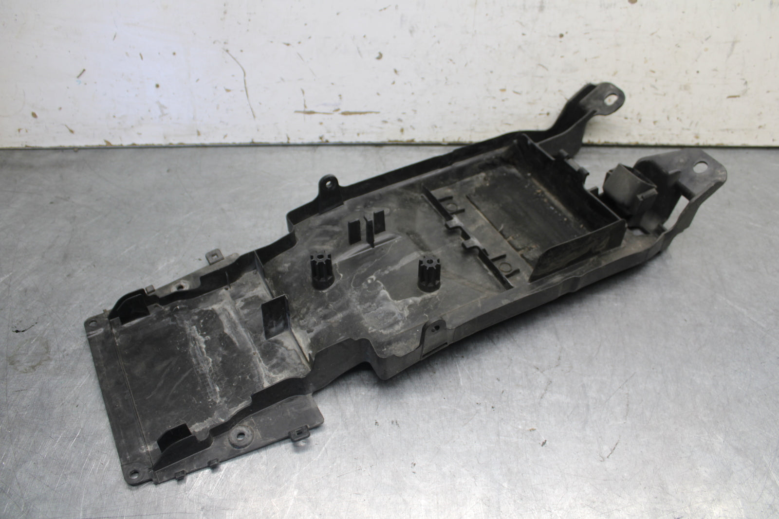 09-12 KAWASAKI NINJA ZX6R REAR BACK TAIL UNDERTAIL BATTERY TRAY PLASTIC BB698