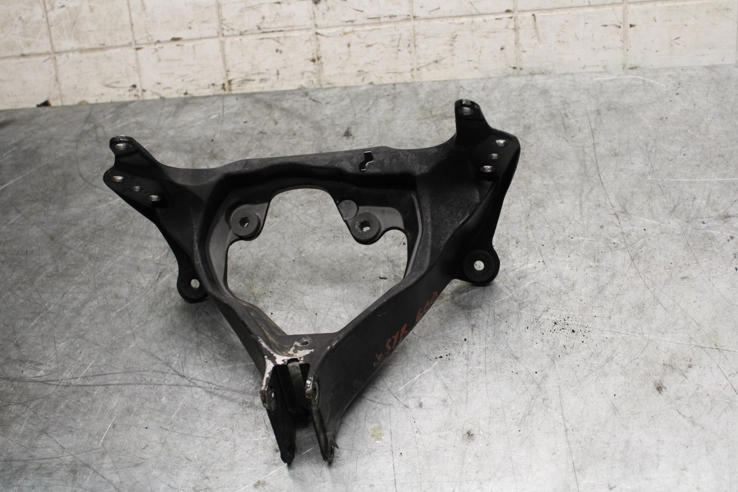 06-07 SUZUKI GSXR600 750 UPPER FAIRING MIRROR GAUGES STAY BRACKET BB543