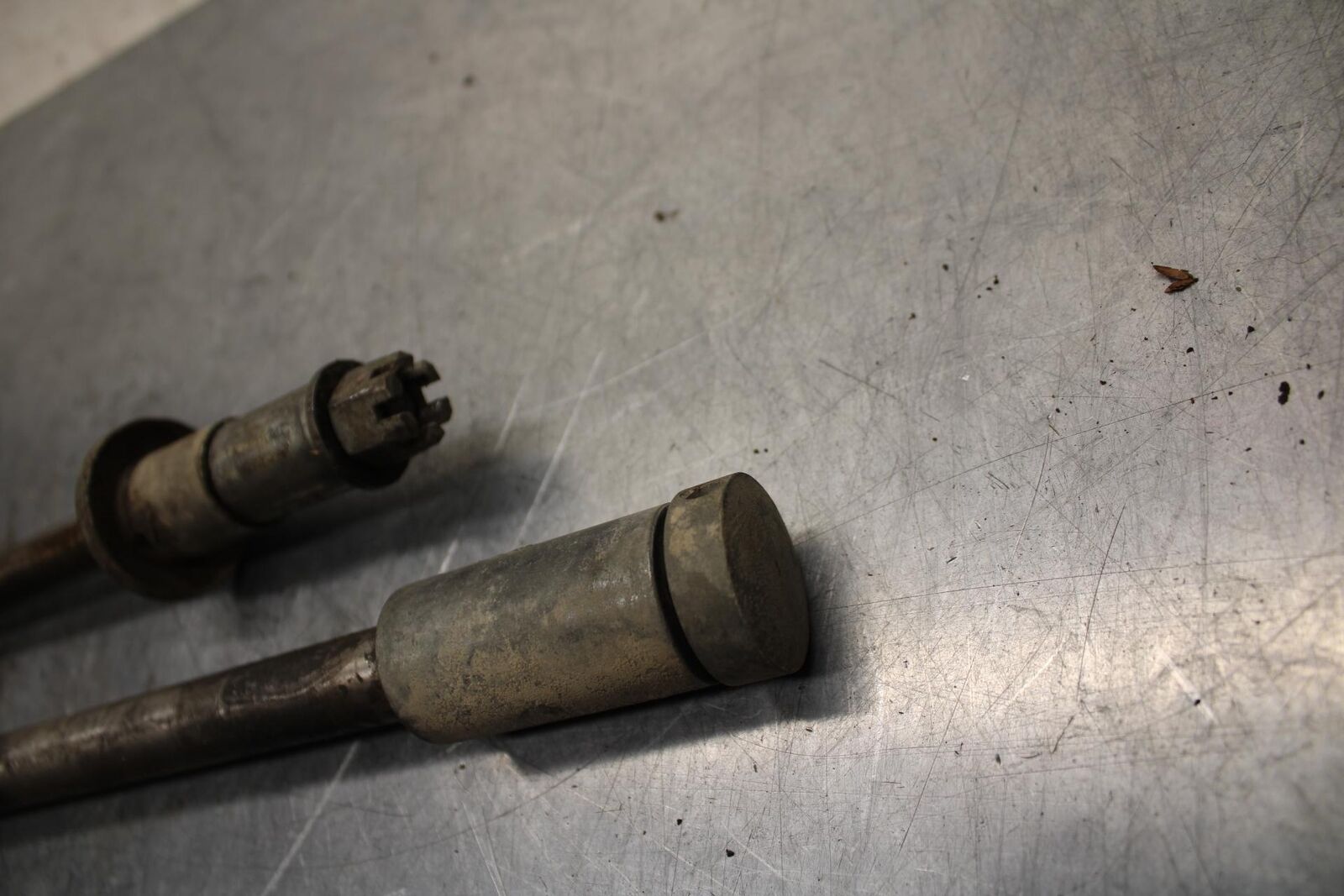 75 SUZUKI GT 550 FRONT REAR WHEEL RIM AXLE PIVOT BOLT BB72