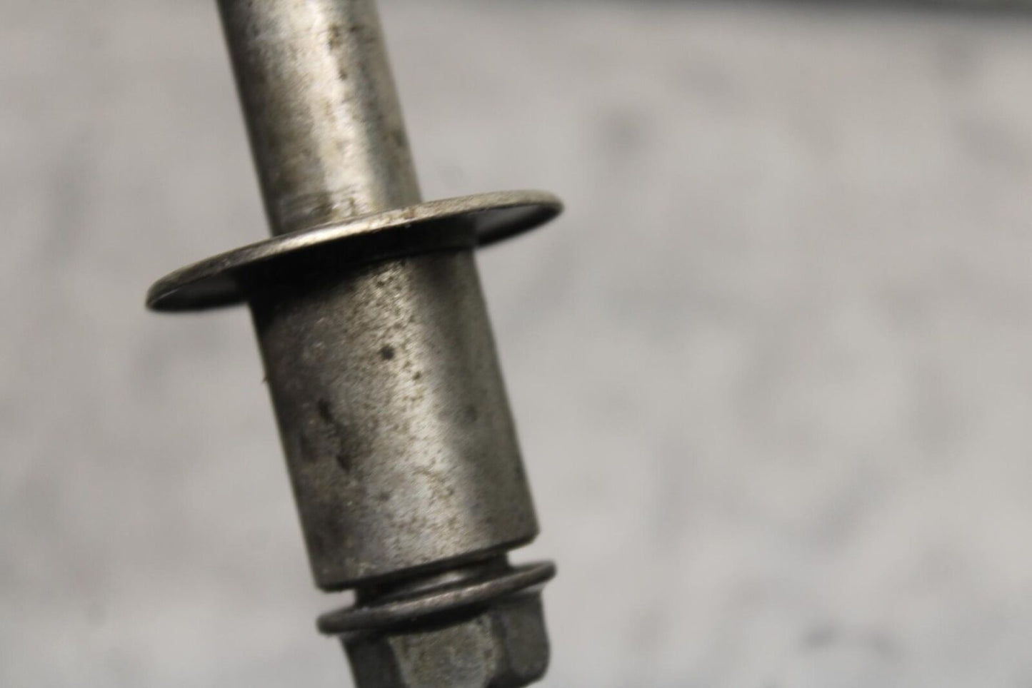 04-09 SUZUKI GS 500 FH GS500F FRONT WHEEL RIM AXLE PIVOT BOLT BB97