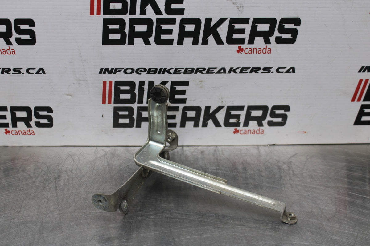 09 SUZUKI GSXR1000 OIL COOLER MOUNTING BRACKET MOUNT SUPPORT BB777