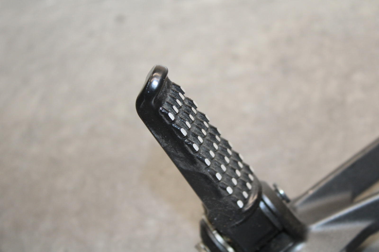 19-23 KAWASAKI NINJA ZX6R LEFT REAR BACK PASSENGER PEG BB749