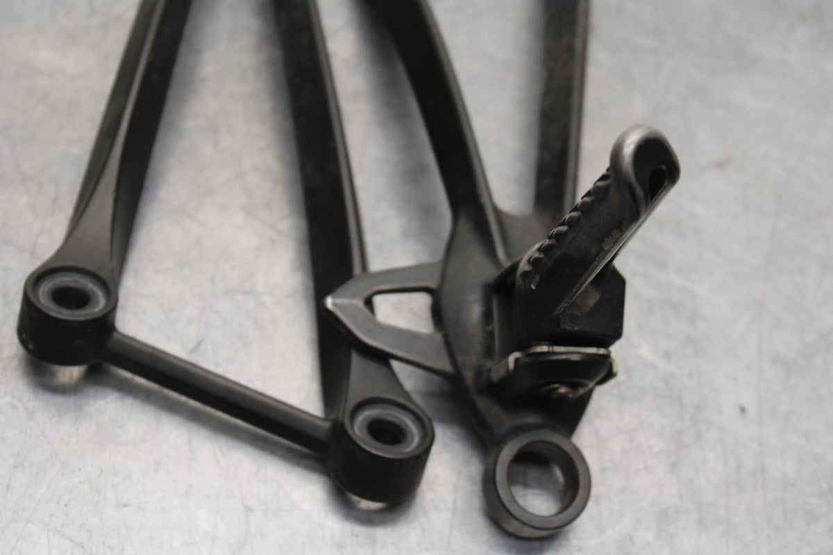 2011 Kawasaki Ninja ZX6R ZX600R RIGHT LEFT PASSENGER FOOT PEGS   BB587