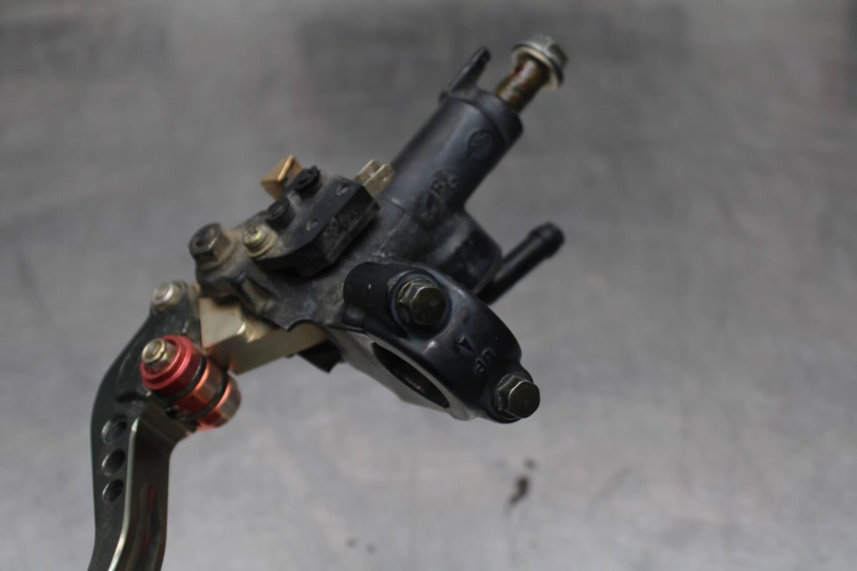 06 SUZUKI SV650S FRONT BRAKE MASTER CYLINDER w/ LEVER BB783