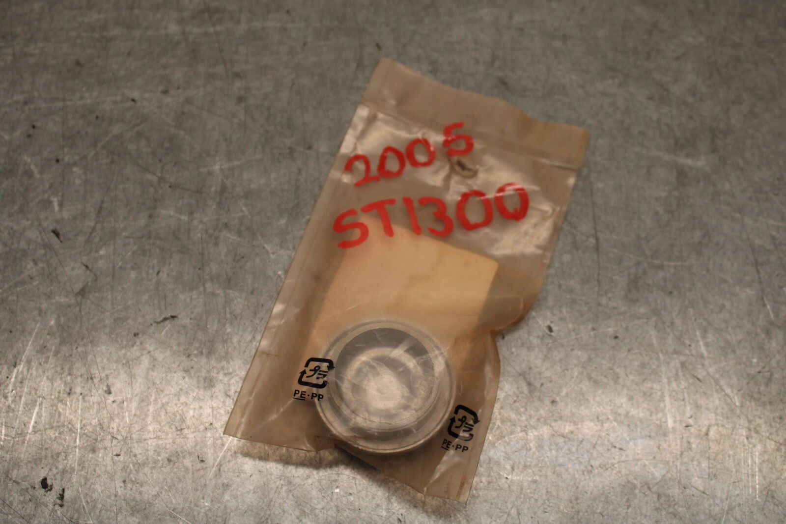 04-12 HONDA ST1300A FINAL DRIVE DIFFERENTIAL FILL CAP OEM BB669