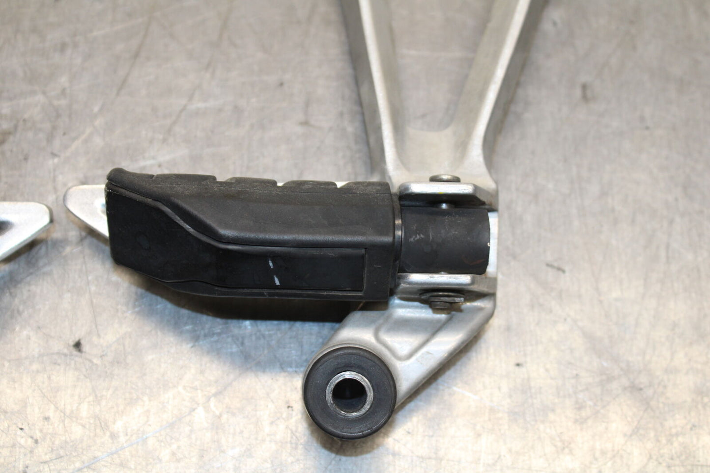 15-16 HONDA CB300F REAR BACK PASSENGER PEG SET PAIR BB740