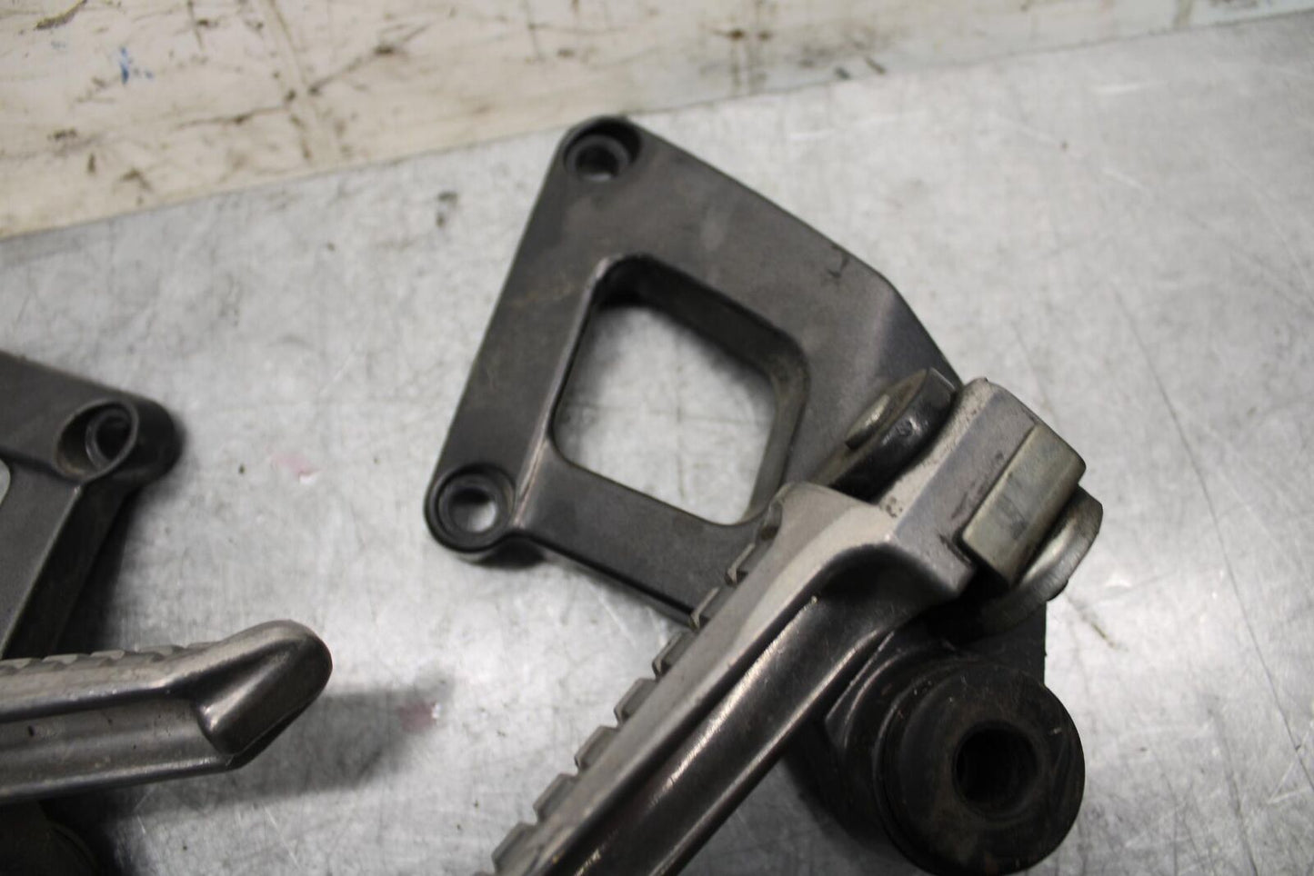 2001 Kawasaki Ninja ZX6 ZX600E REAR BACK PASSENGER PEG SET PAIR BB547