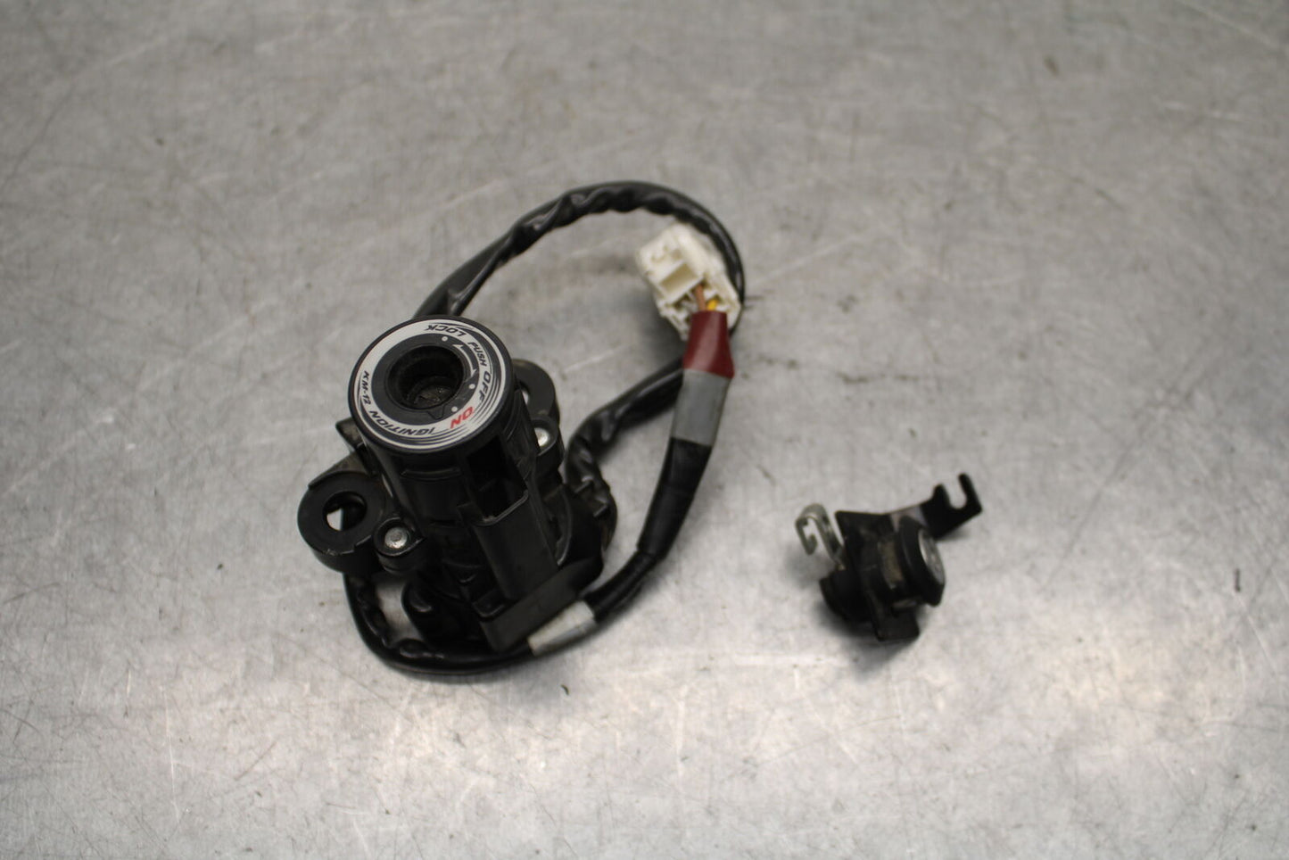 16 KAWASAKI NINJA ZX10R IGNITION LOCK  AND SEAT LOCK BB650