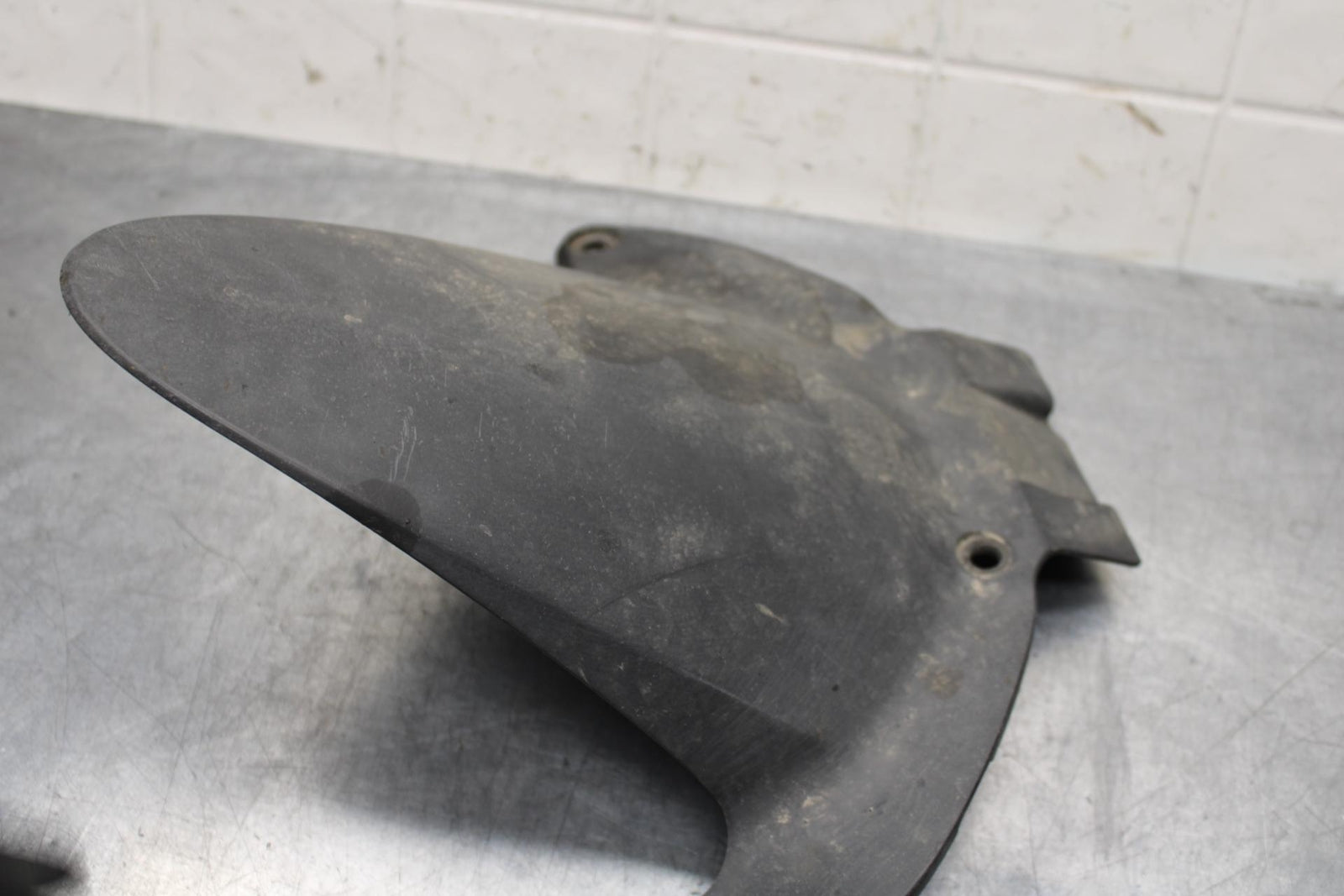 2007 Honda CBR600RR REAR BACK WHEEL TIRE HUGGER FENDER 80120-MFJ-D00 BB596