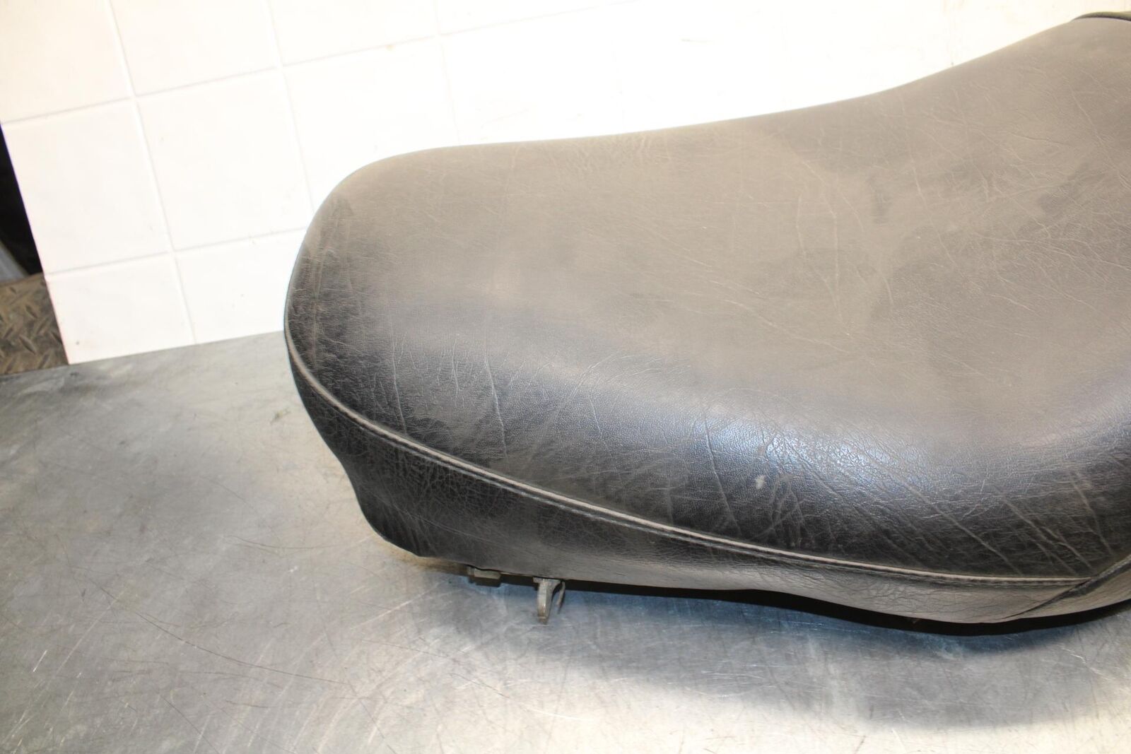 75 SUZUKI GT 550 FRONT REAR SEAT SADDLE BB72 