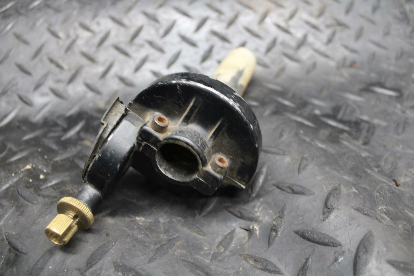 85-86 SUZUKI QUADRACER 250 RIGHT THROTTLE GRIP BB210