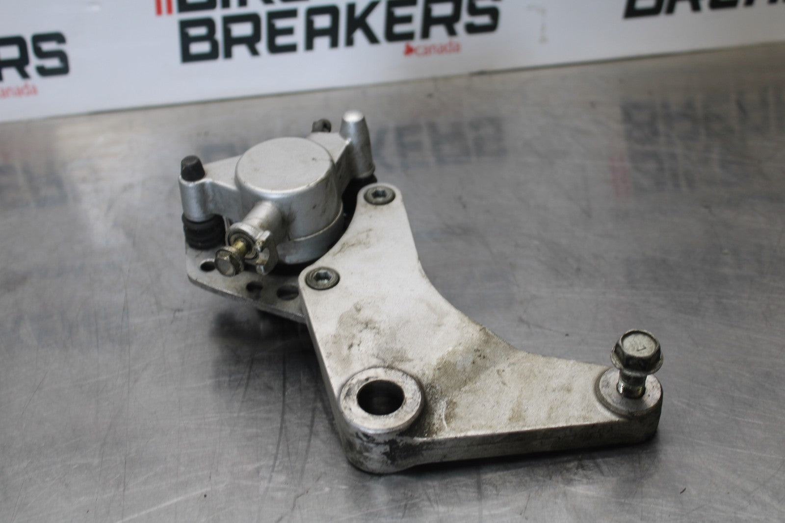 03-08 KAWASAKI VULCAN 1600 REAR BACK BRAKE CALIPER W MOUNT BRACKET BB196