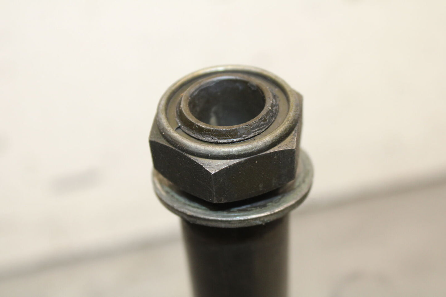 04-06 YAMAHA YZF R1 FRONT WHEEL RIM AXLE PIVOT BOLT 2C0-25181-00-00 BB659