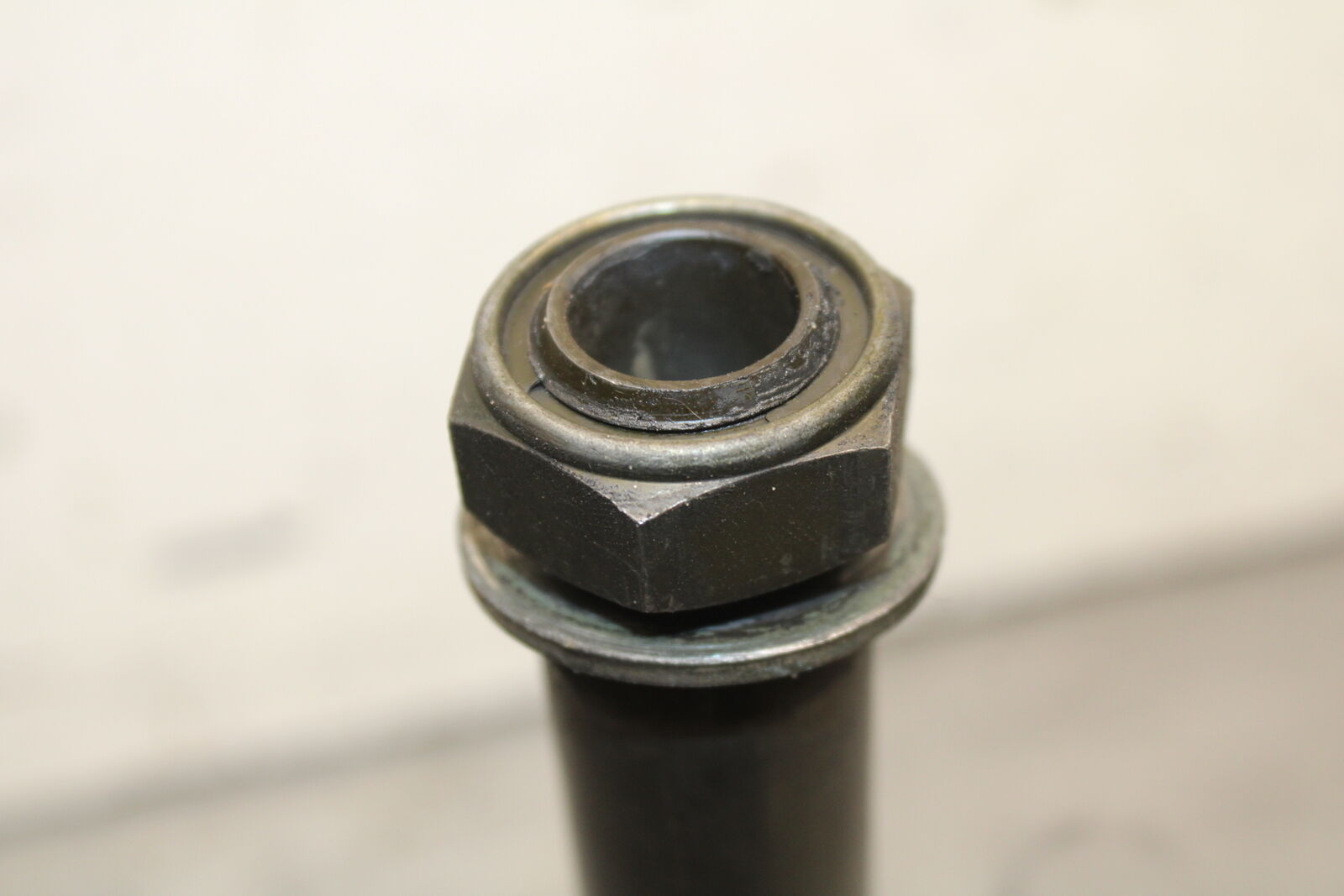 04-06 YAMAHA YZF R1 FRONT WHEEL RIM AXLE PIVOT BOLT 2C0-25181-00-00 BB659