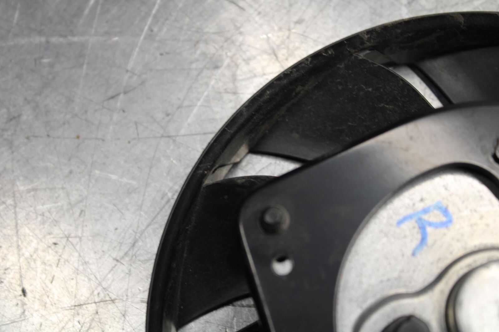 20 SUZUKI GSXR 1000 RIGHT ENGINE RADIATOR COOLING FAN MOTOR BB597