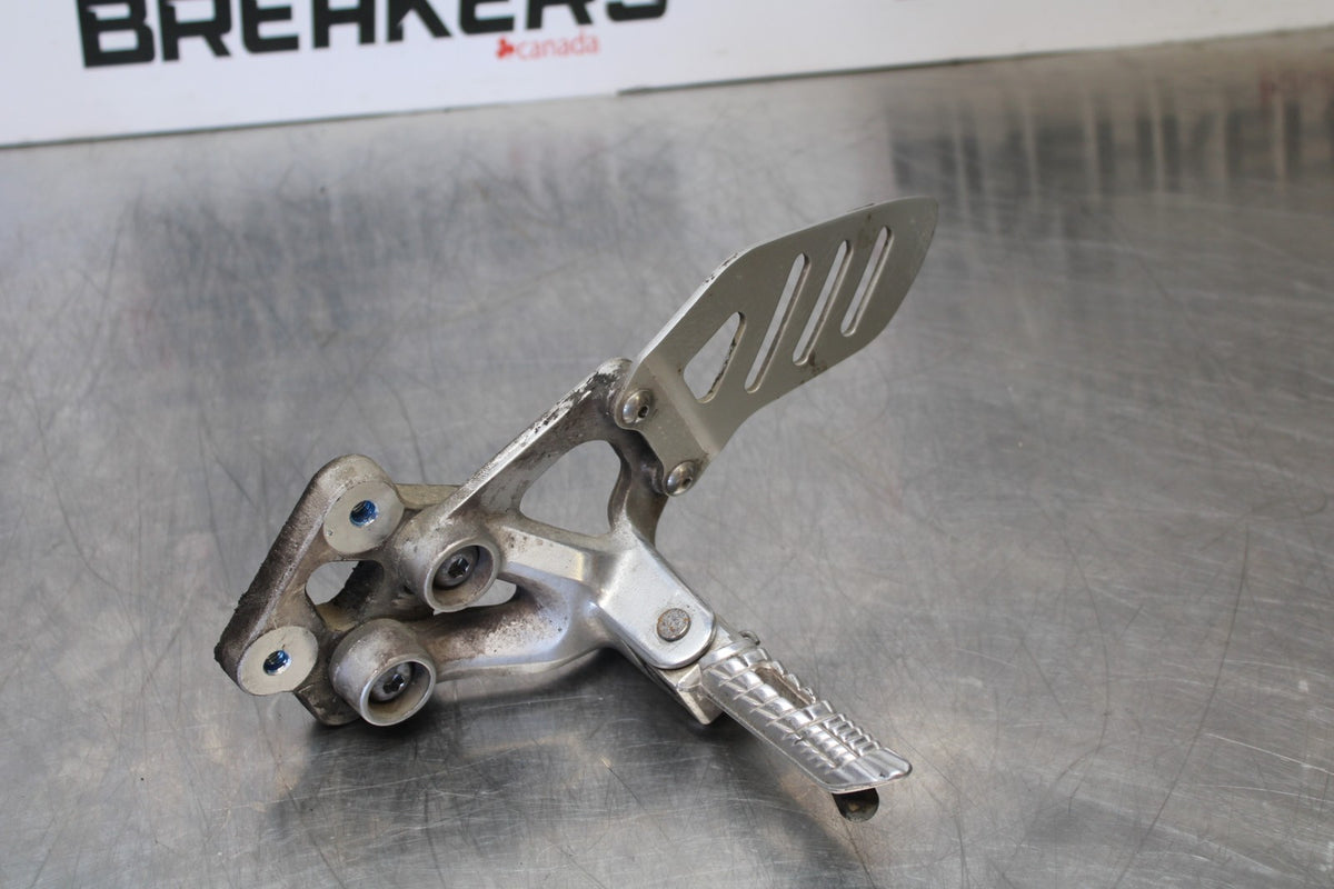 06-07 SUZUKI GSXR 600 LEFT REARSET REAR SET DRIVER FOOT PEG REST STOP BB170
