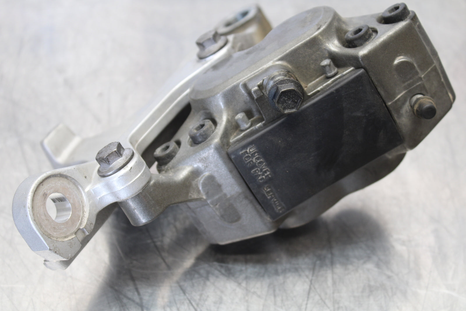 09 YAMAHA ROYAL STAR XVZ1300TF VENTURE REAR BRAKE CALIPER W MOUNT BRACKET BB151