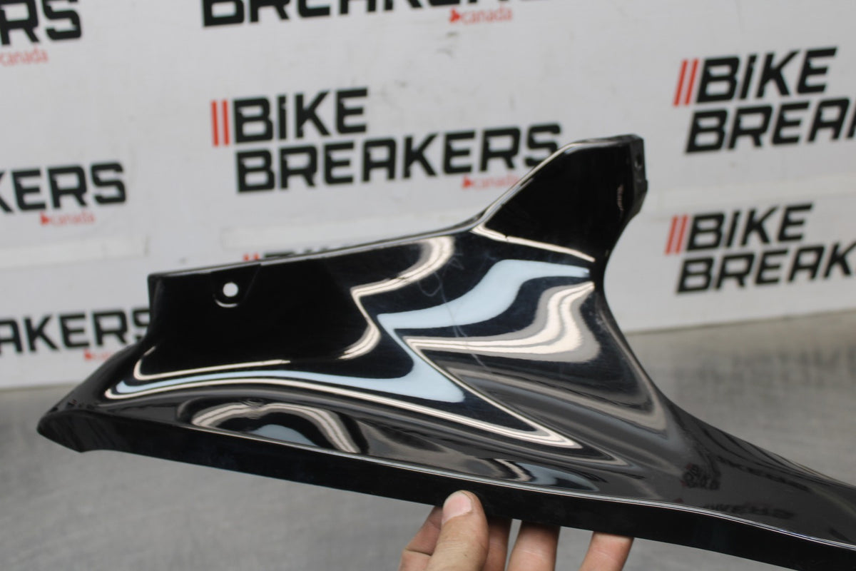 22-25 YAMAHA YZF R7 RIGHT FRONT UPPER MID SIDE FAIRING COWL PLASTIC BB00