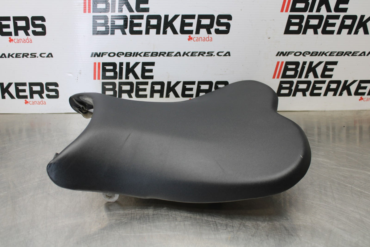 06-07 SUZUKI GSXR 600 FRONT DRIVERS SEAT PAD SADDLE PILLION BB178