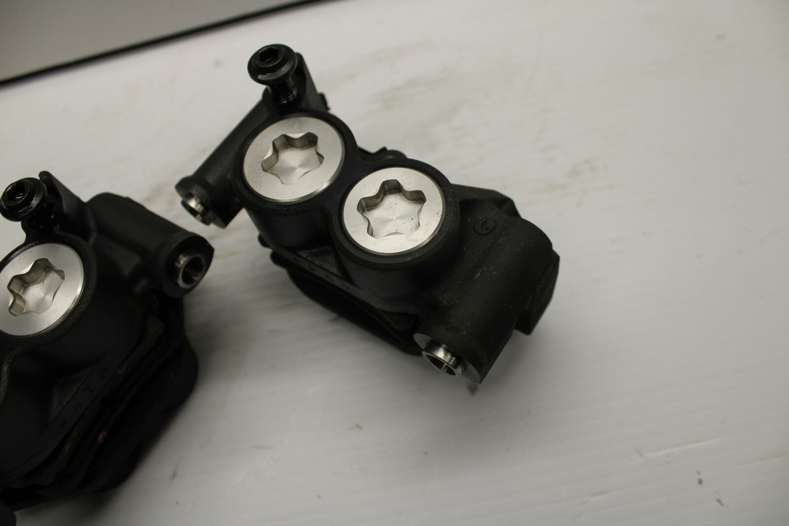 08-16 YAMAHA YZF R6 RIGHT LEFT FRONT BRAKE CALIPER SET PAIR CALIPERS BB247