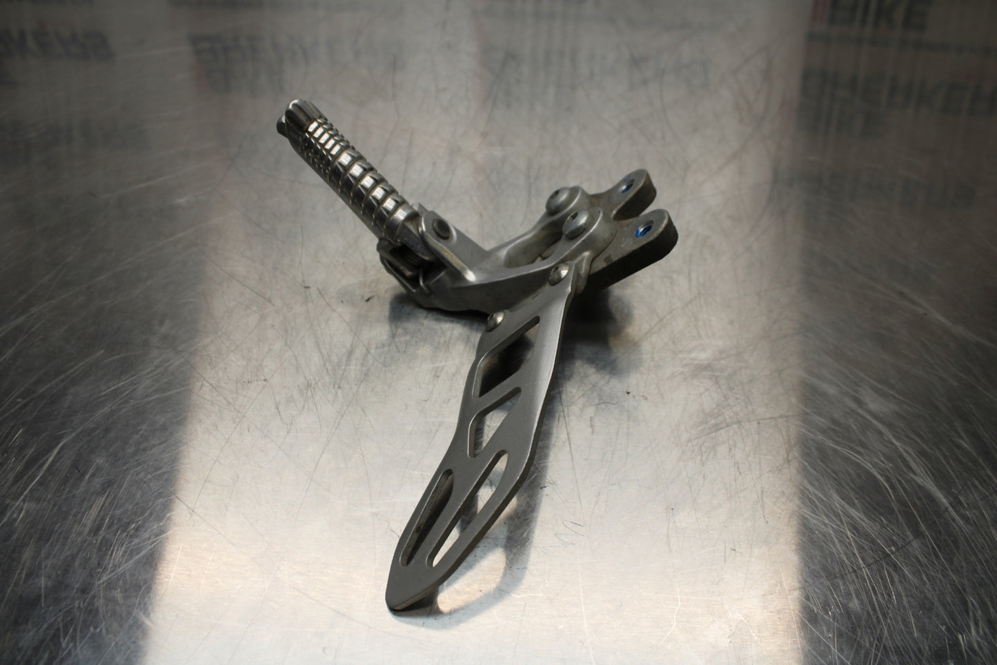11 SUZUKI GSXR1000 LEFT REARSET REAR SET DRIVER FOOT PEG REST STOP BB142