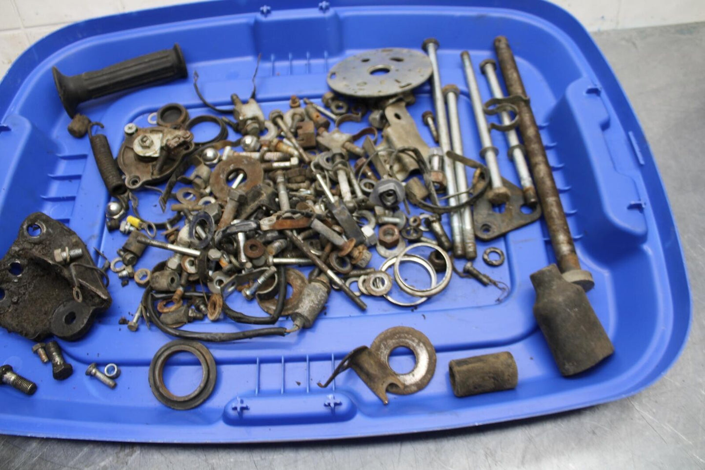 75 SUZUKI GT 550 LEFTOVER MOUNTING BOLTS HARDWARE MOTOR SCREWS BB72