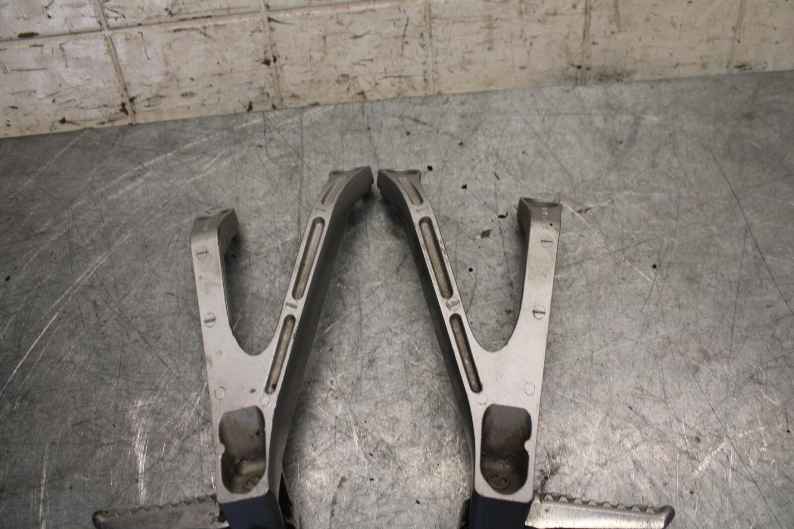 2016 Honda CBR1000RR REAR BACK PASSENGER PEG SET PAIR 50720-MEL-305 BB530