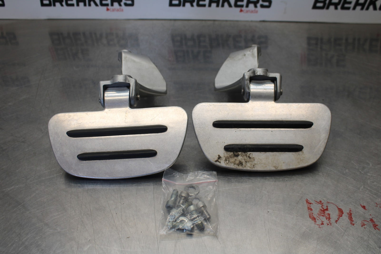 05-06 VICTORY KINGPIN DELUXE REAR PASSENGER FOOT STEP PEG SET PAIR BB195