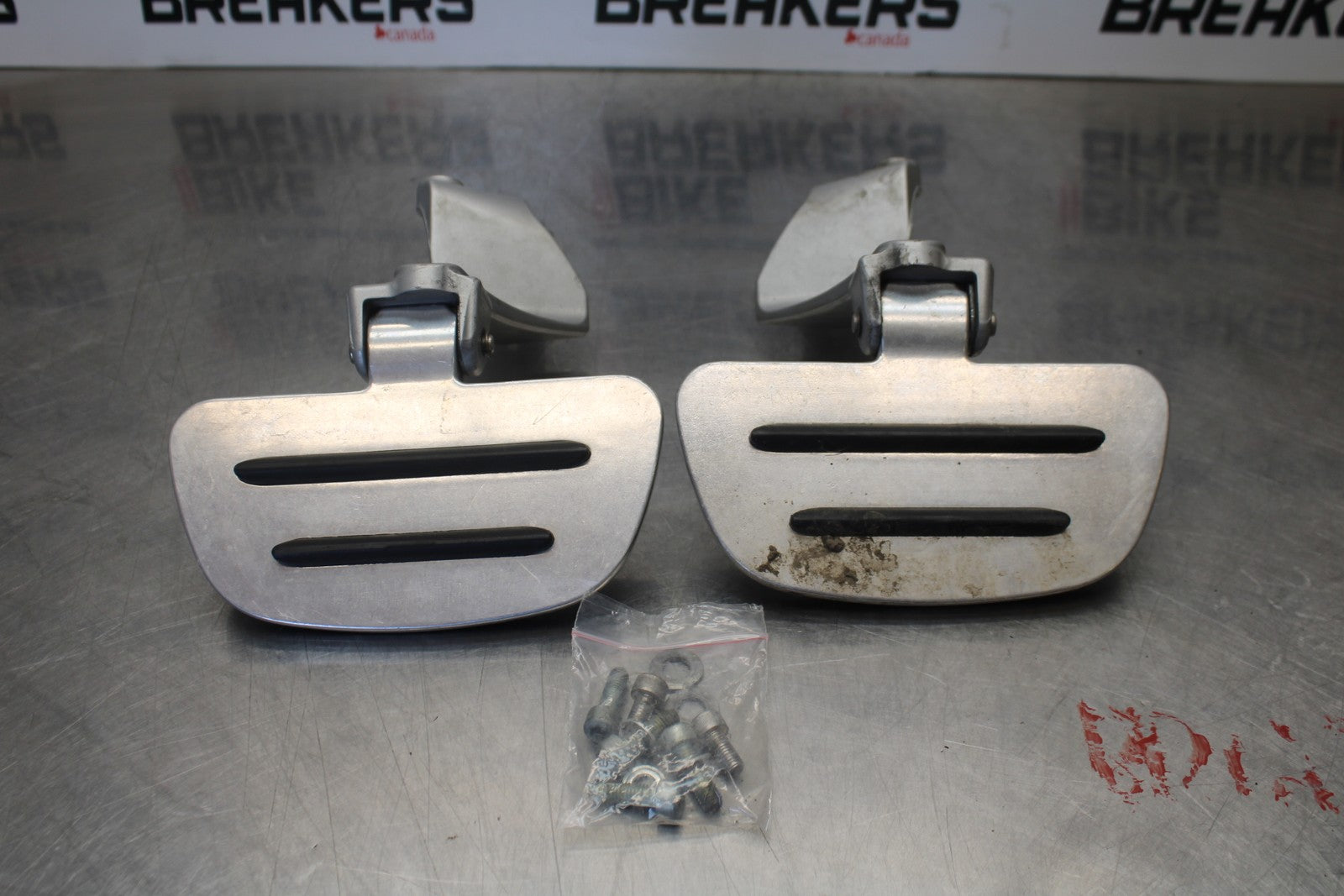 05-06 VICTORY KINGPIN DELUXE REAR PASSENGER FOOT STEP PEG SET PAIR BB195