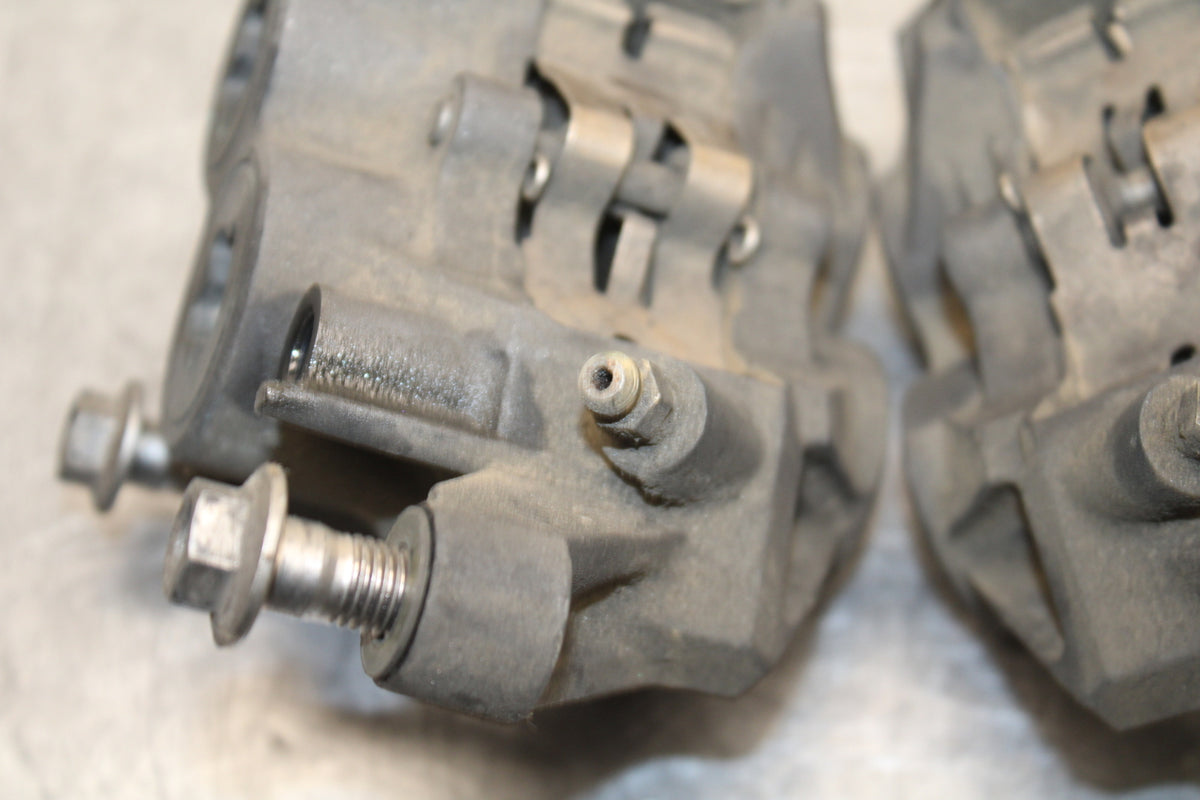 03-05 YAMAHA YZF R6  RIGHT LEFT FRONT BRAKE CALIPER SET PAIR CALIPERS BB751