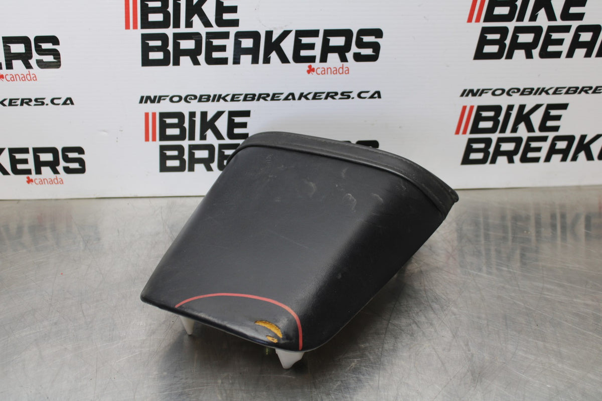 01-06 HONDA CBR600F4I REAR BACK PASSENGER TANDEM SEAT PAD SADDLE PILLION BB185