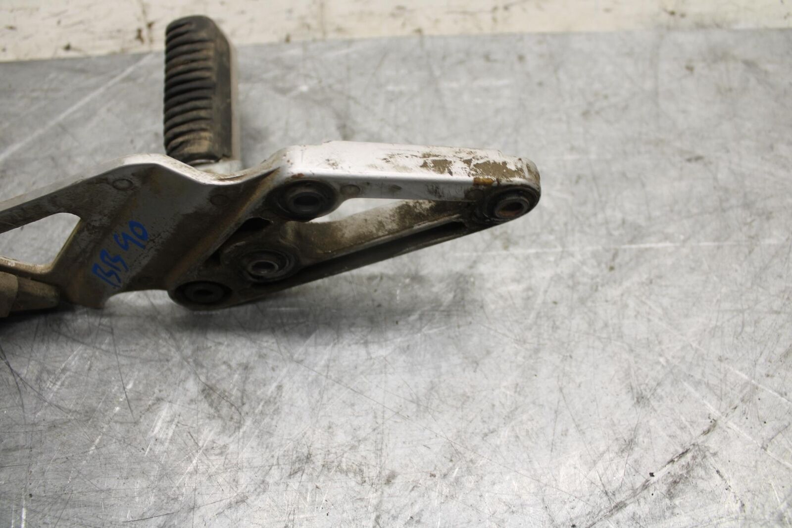 1993 Suzuki GSXR1100W LEFT REARSET REAR SET DRIVER FOOT PEG REST STOP BB46