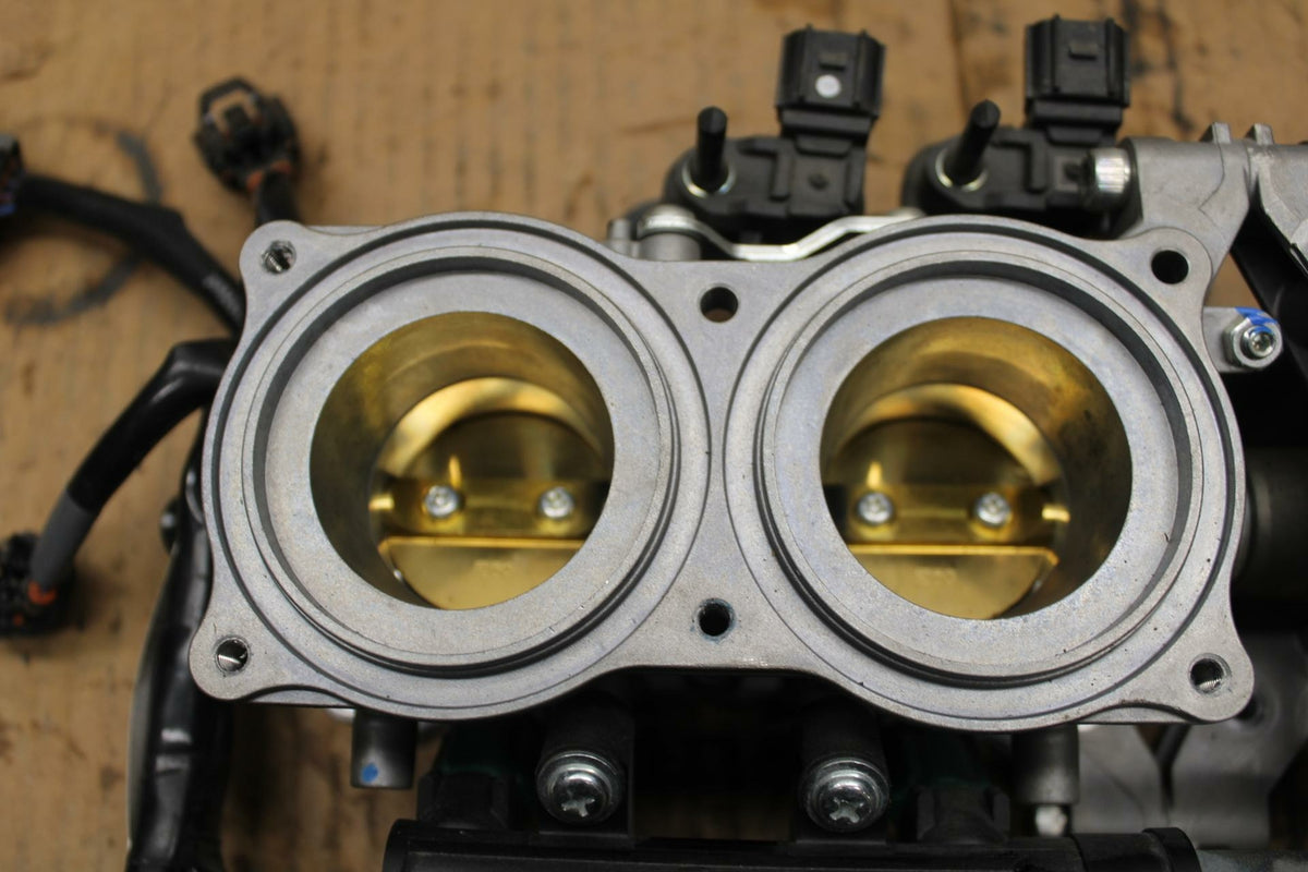 20-22 KAWASAKI Z H2 MAIN FUEL INJECTORS / THROTTLE BODIES BB382
