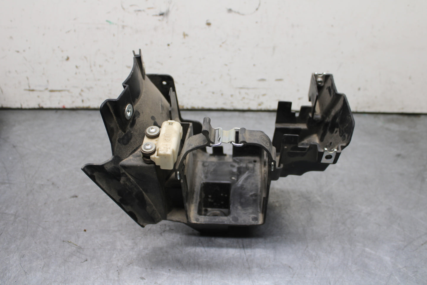 17-24 YAMAHA BOLT XVS950 BATTERY TRAY BOX HOLDER BB729