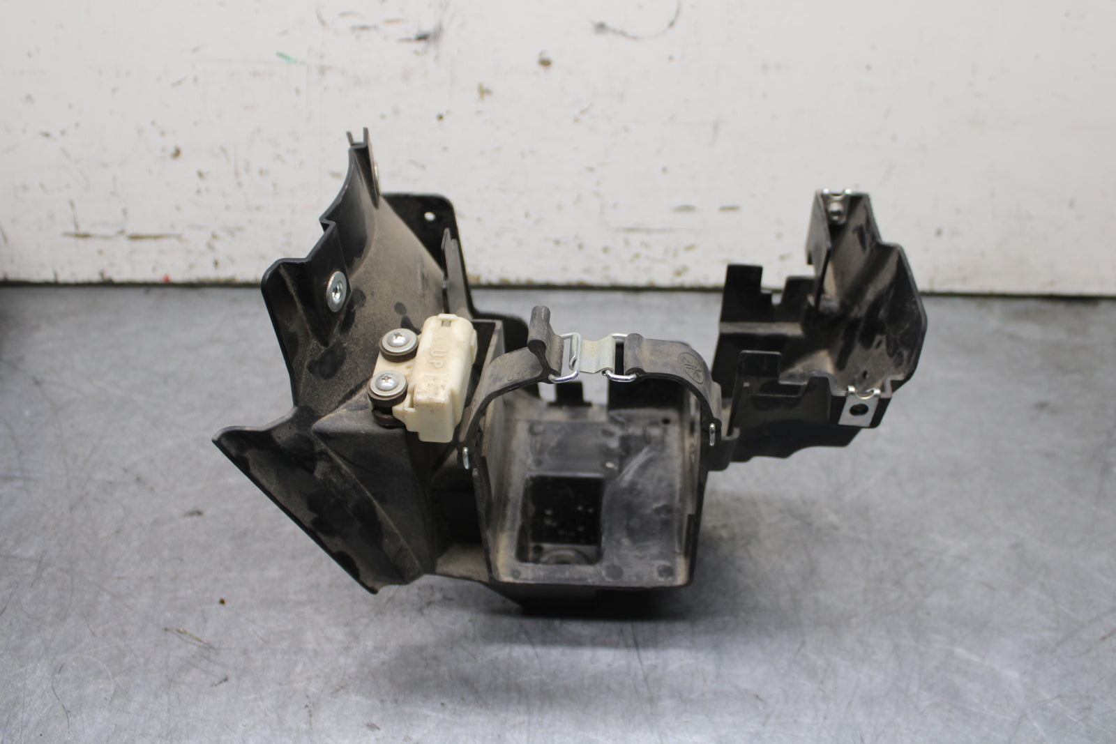 17-24 YAMAHA BOLT XVS950 BATTERY TRAY BOX HOLDER BB729