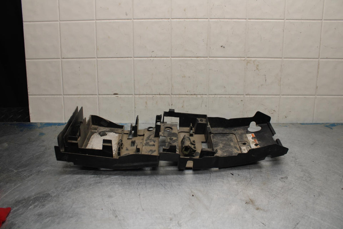 07 YAMAHA YZF R6 2c0 REAR BACK TAIL UNDERTAIL BATTERY TRAY PLASTIC BB423
